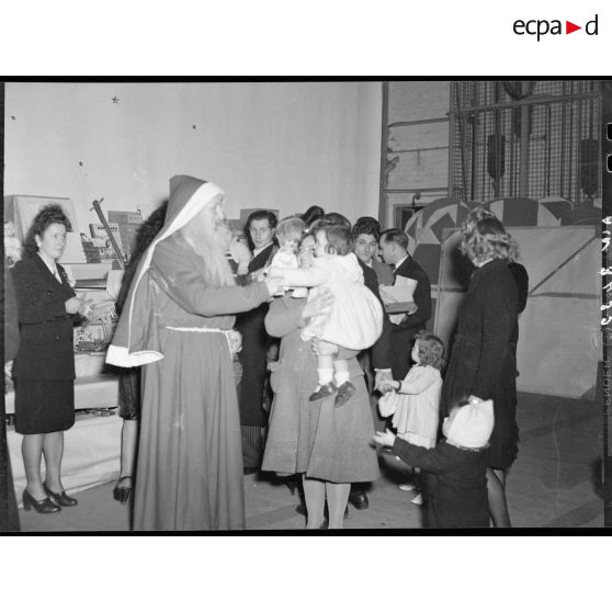Distribution de cadeaux par le Père Noël à l'Arbre de Noêl à Suresnes (SNCASO).