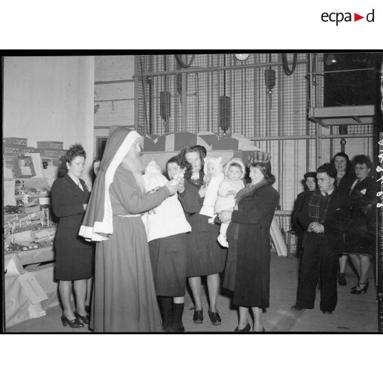 Distribution de cadeaux par le Père Noël à l'Arbre de Noêl à Suresnes (SNCASO).