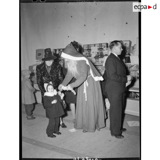 Distribution de cadeaux par le Père Noël à l'Arbre de Noêl à Suresnes (SNCASO).