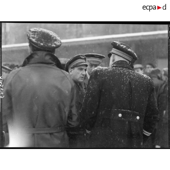 Arrivée en gare d'Austerlitz du colonel Pouyade, commandant du régiment de chasse Normandie-Niémen.