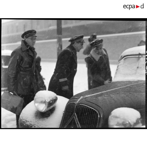 Arrivée en gare d'Austerlitz du colonel Pouyade, commandant du régiment de chasse Normandie-Niémen.