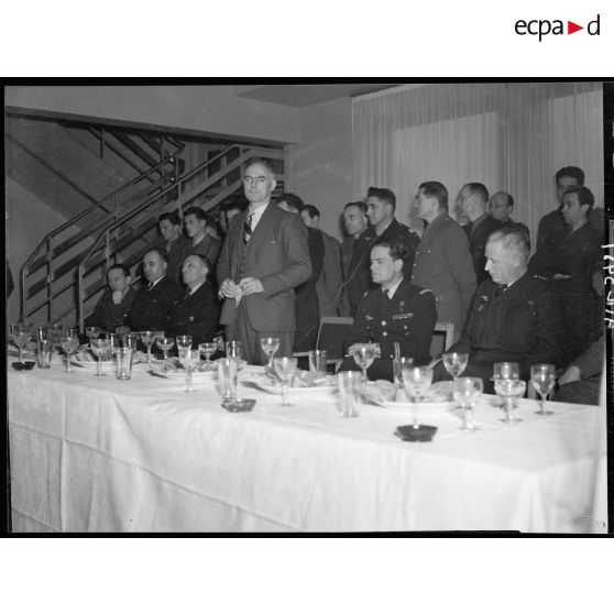 Réception au ministère de l'Air à Paris, en l'honneur du colonel Pouyade, commandant du régiment de chasse Normandie-Niemen.