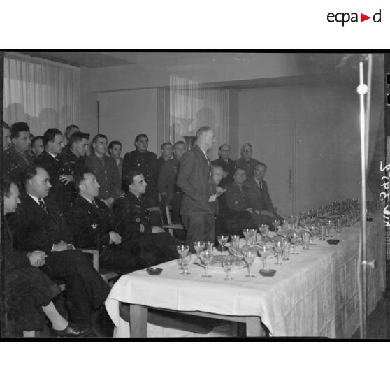Réception au ministère de l'Air à Paris, en l'honneur du colonel Pouyade, commandant du régiment de chasse Normandie-Niemen.