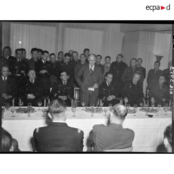 Réception au ministère de l'Air à Paris, en l'honneur du lieutenant-colonel Pierre Pouyade, commandant du régiment de chasse Normandie-Niémen.