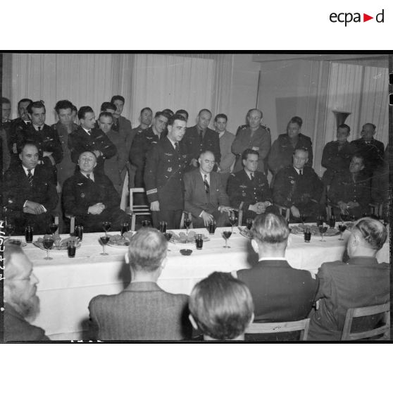 Réception au ministère de l'Air à Paris, en l'honneur du colonel Pouyade, commandant du régiment de chasse Normandie-Niemen.