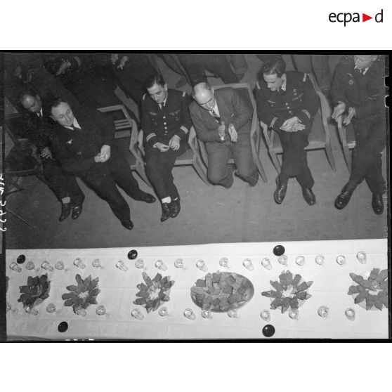 Réception au ministère de l'Air à Paris, en l'honneur du colonel Pouyade, commandant du régiment de chasse Normandie-Niemen jusqu'en novembre 1944.