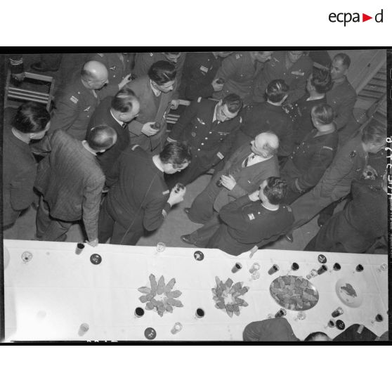Réception au ministère de l'Air à Paris, en l'honneur du colonel Pouyade, commandant du régiment de chasse Normandie-Niemen.