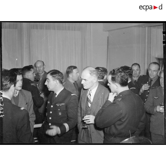 Réception au ministère de l'Air à Paris, en l'honneur du colonel Pouyade, commandant du régiment de chasse Normandie-Niemen.