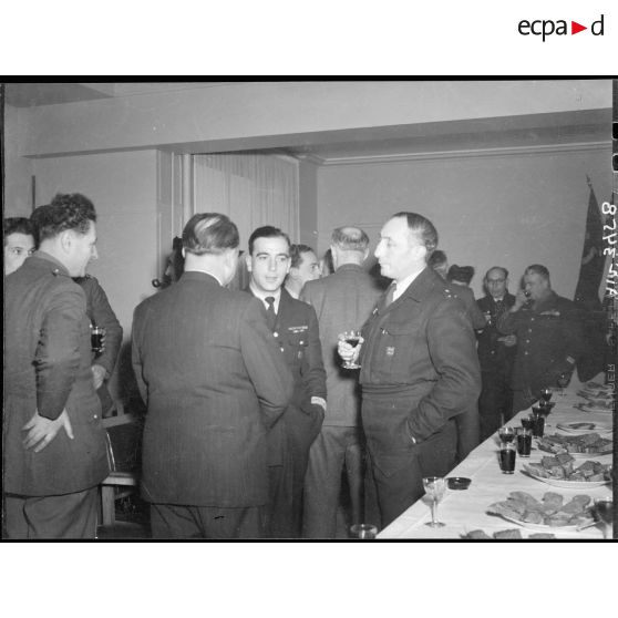 Réception au ministère de l'Air à Paris, en l'honneur du colonel Pouyade, commandant du régiment de chasse Normandie-Niemen.