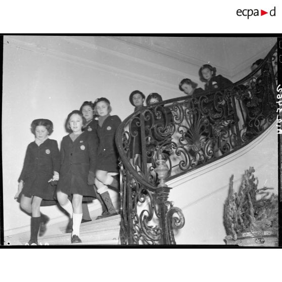 Les jeunes filles descendent les escaliers de la maison des Ailes à Echouboulains.