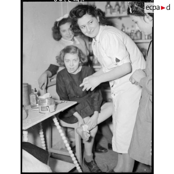 Une infirmière et une pupille blessée au pieds à la maison des Ailes à Echouboulains.