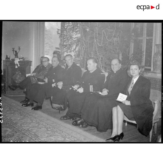 Le colonnel Laganne et plusieurs personnalités assistent au spectacle donné par les élèves de la maison des Ailes à Echouboulains.