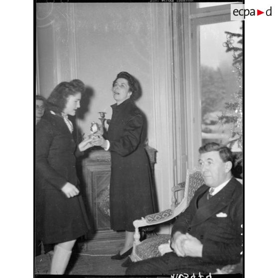 Distribution de cadeaux aux pupilles par la directrice de la maison des Ailes à Echouboulains.