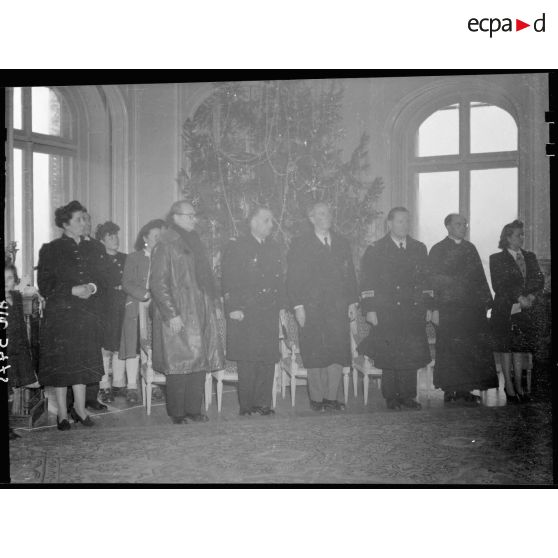 Le colonnel Laganne et plusieurs personnalités assistent au spectacle donné par les élèves de la maison des Ailes à Echouboulains.