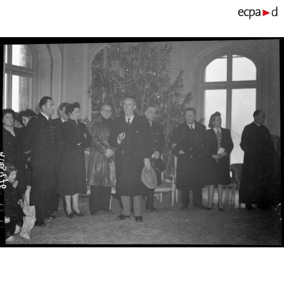 Le représentant de Charles Tillon remercie les enfants pour leur spectacle à la maison des Ailes à Echouboulains.