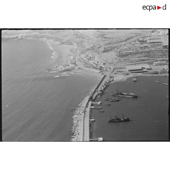 Vue aérienne d'Agadir, port et ville haute.