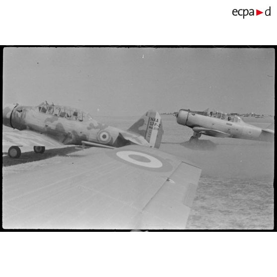 Patrouille d'avions North au décollage de la piste de Casbah Tadla.