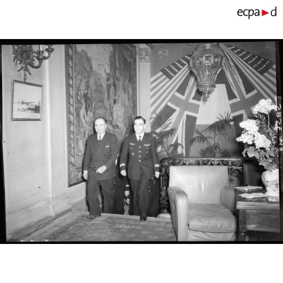 Arrivée de Pierre Pouyade au cercle Jean Maridor à Paris.