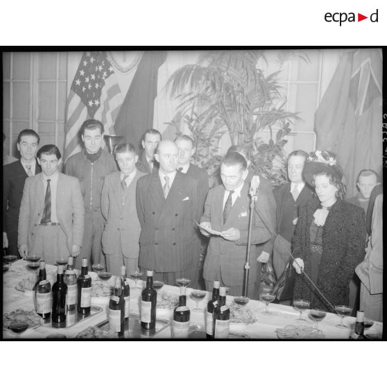 Le président de la FNSA souhaite la bienvenue ax pilotes du groupe de chasse Normandie Niemen lors d'une réception en leur honneur.