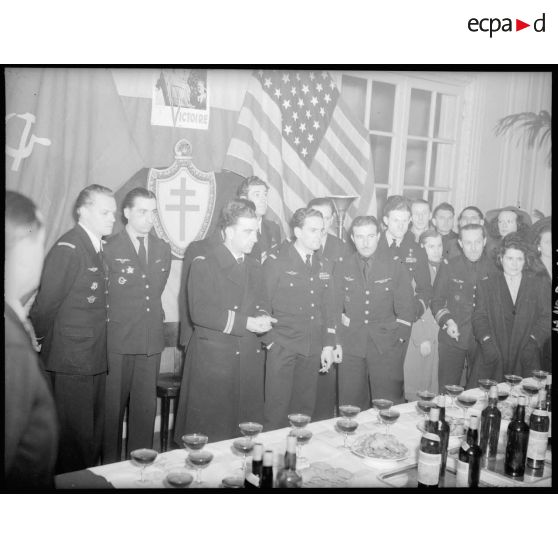 Le lieutenant-colonel Pierre Pouyade, commandant le régiment de chasse Normandie-Niémen, entouré de quelques pilotes de l'unité écoute une allocutaion du président de la Fédération nationale des sports aériens (FNSA).