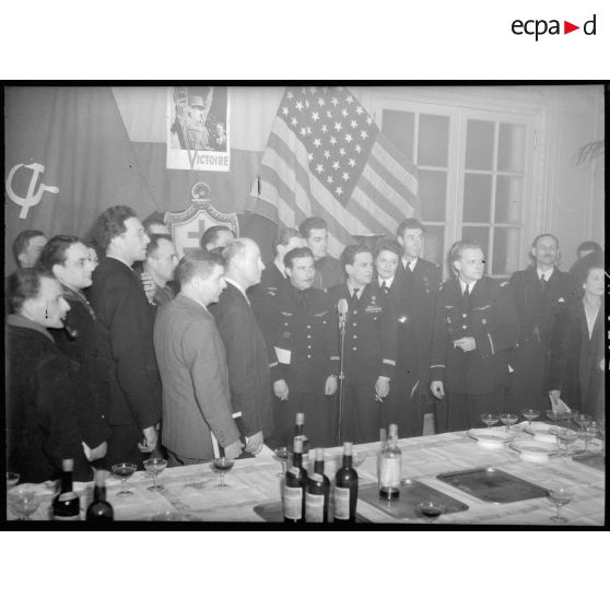 Interview à la radio des pilotes du groupe de chasse  Normandie-Niemen lors d'une réception organisée en leur honneur par la FNSA.