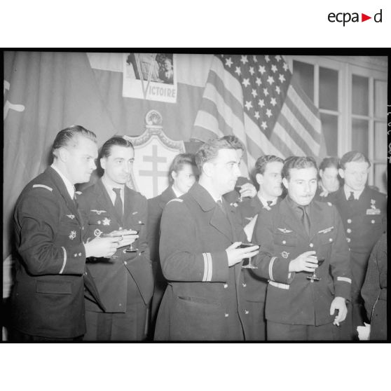 Les pilotes du groupe de chasse Normandie-Niemen portent un toast au succès des ailes françaises lors d'une réception organisée en leur honneur par la FNSA.