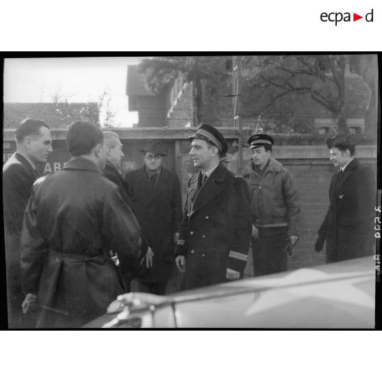 Arrivée de Pierre Pouyade et de ses pilotes du groupe de chasse Normandie-Niemen aux Ateliers aéronautiques de Colombes.
