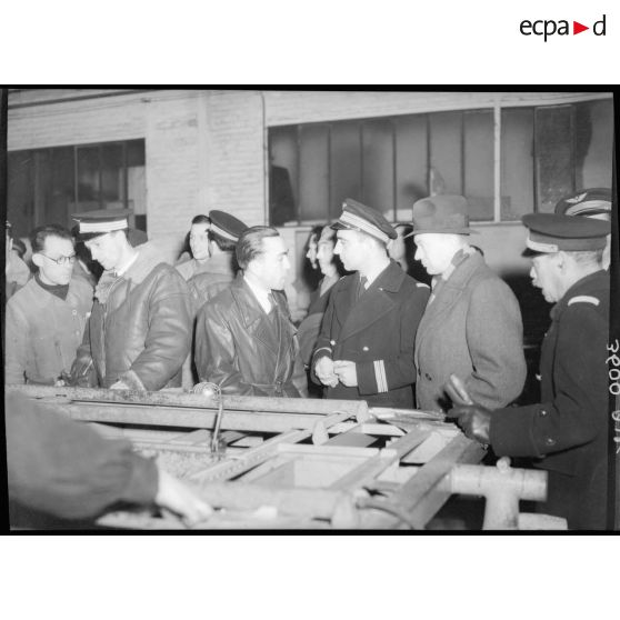 Pierre Pouyade et ses pilotes s'intéressent à la fabrication des pièces qui servent au montage des avions aux Ateliers aéronautiques de Colombes.