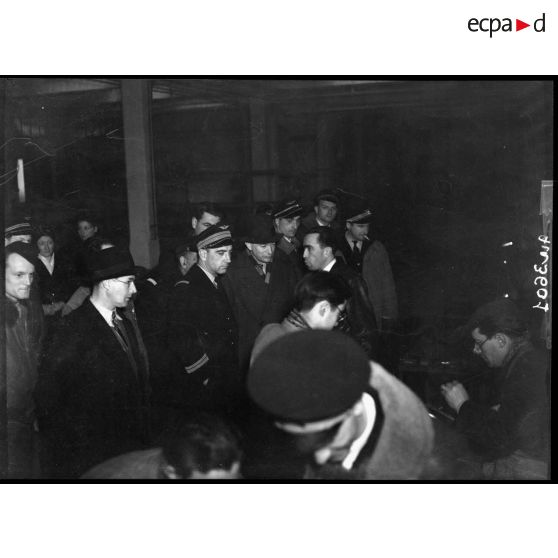 Pierre Pouyade et ses pilotes s'intéressent à la fabrication des pièces qui servent au montage des avions aux Ateliers aéronautiques de Colombes.