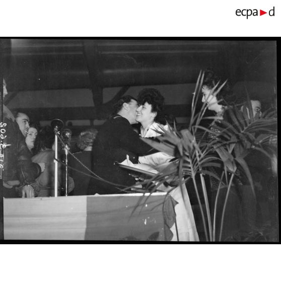 Remerciements de Pierre Pouyade à une ouvrière des Ateliers aéronautiques de Colombes pour ses cadeaux en souvenir de sa visite.