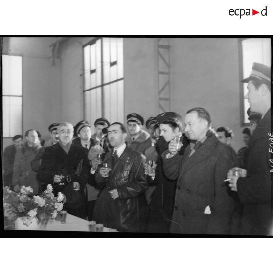 Réception des pilotes du groupe de chasse Normandie-Niemen aux Ateliers aéronautiques de Colombes.