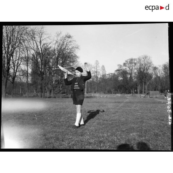 Un enfant tente de faire voler une maquette d'avion à Vincennes.