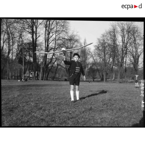Un enfant tente de faire voler une maquette d'avion à Vincennes.