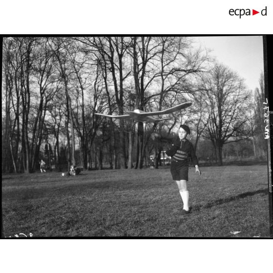 Un enfant tente de faire voler une maquette d'avion à Vincennes.
