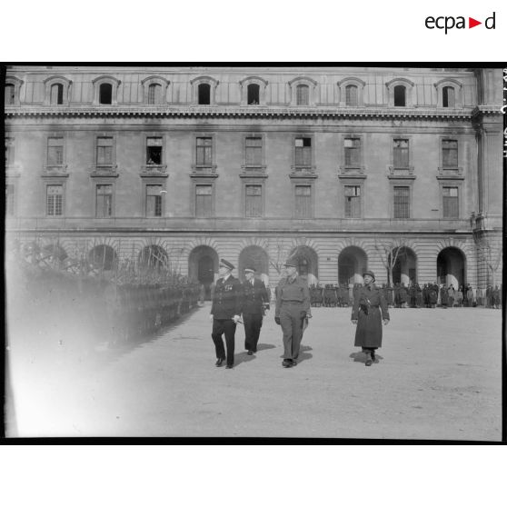 Dans la caserne du Muy à Marseille, le général Cochet, accompagné du général Koenig et d'un colonel de l'armée de l'Air, passe en revue les troupes.
