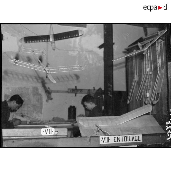 Des modèles réduits en cours de constrution exposés dans une salle de classe du lycée Condorcet à Paris.