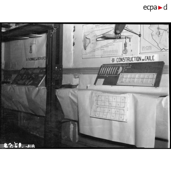 Plans pour le montage des modèles réduits d'avion affichés dans une salle de classe du lycée Condorcet à Paris.