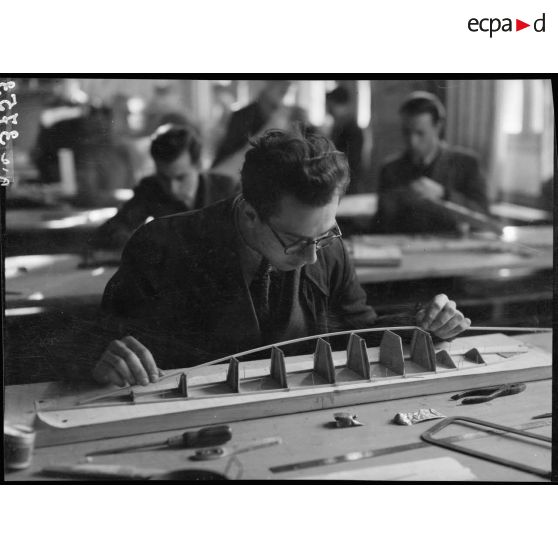 Travail d'un professeur du lycée Condorcet à Paris sur une maquette de modèle réduit d'avion.