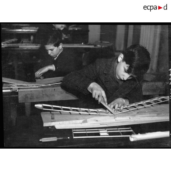 Des élèves du lycée Condorcet à Paris concentrés sur le montage de modèles réduits d'avions.