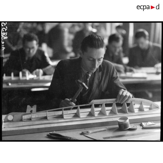 Travail d'un professeur du lycée Condorcet à Paris sur une maquette de modèle réduit d'avion.