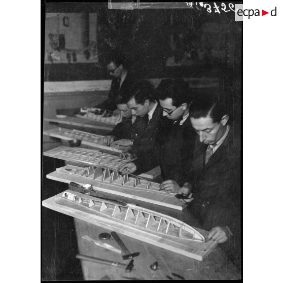 Un professeur et ses élèves dans une salle de classe du lycée Condorcet.