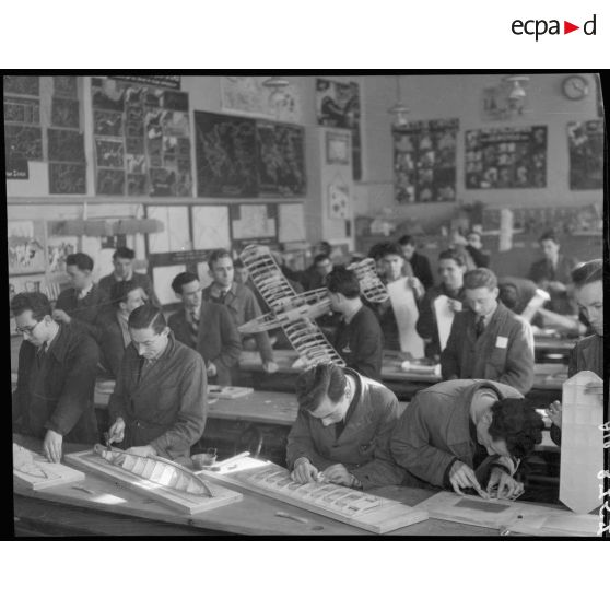 Deux professeurs et leurs élèves du lycée Condorcet à Paris dans une salle de classe.