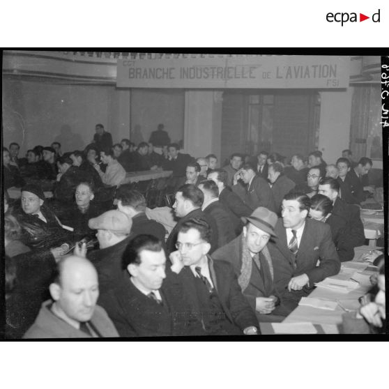 Ouvriers et délégués syndicux écoutant attentivement le discours de Charles Tillon.