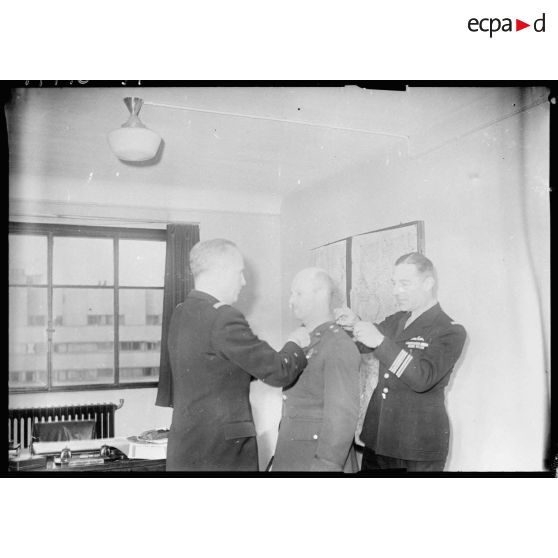 Remise de la cravate de la Légion d'Honneur et de la Croix de Guerre à Saville par Bouscat.