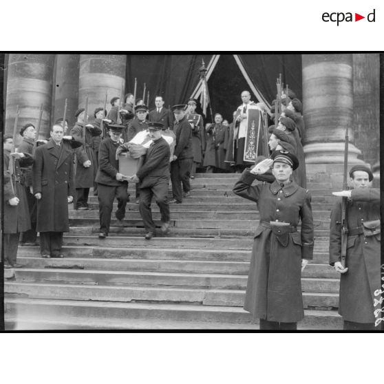 Les honneurs rendus à la sortie de l'église du Val-de-Grâce lors des obsèques du capitaine Charles.