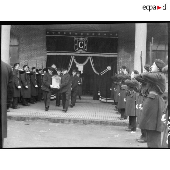 Piquet d'honneur à la sortie du cercueil du capitaine Charles de l'hôpital du Val-de-Grâce.