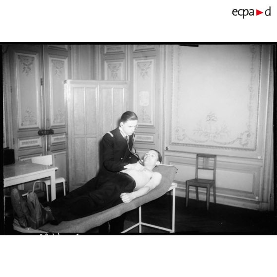 Auscultation du patient par le médecin.