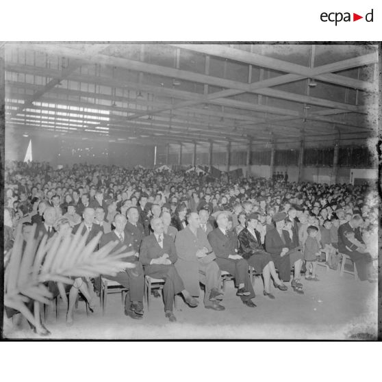 M. Gauste chef des services municipaux de Casablanca, le général Cornet commandant la division de Casablanca et M. Capitan représentant M. Coutard chef de la région de Casablanca lors de la fête de Noël à Casablanca.