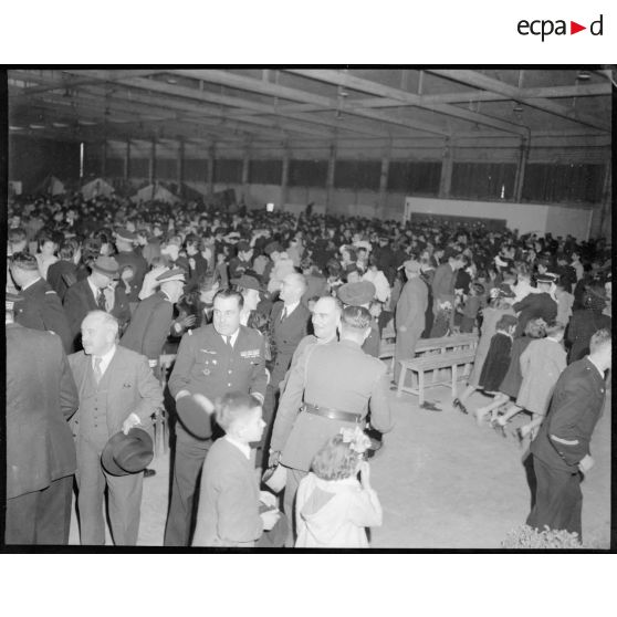 Le lieutenant-colonel Paul commandant la base de Casablanca et le général Cornet parmi les invités.