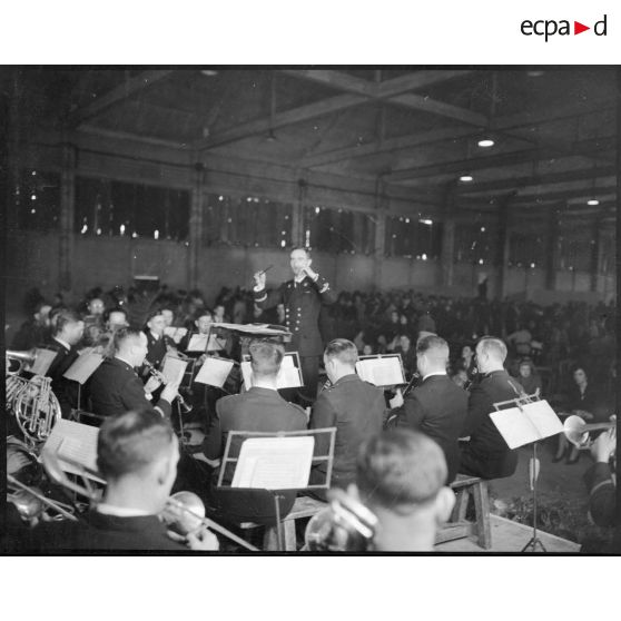 Musique des équipage de la flotte sous la direction de M. Guilbert.